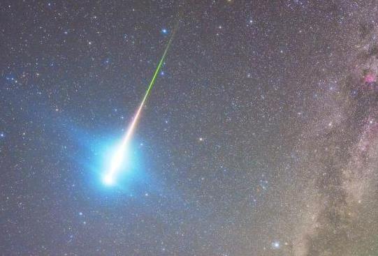 超级火流星划过北京夜空被拍下